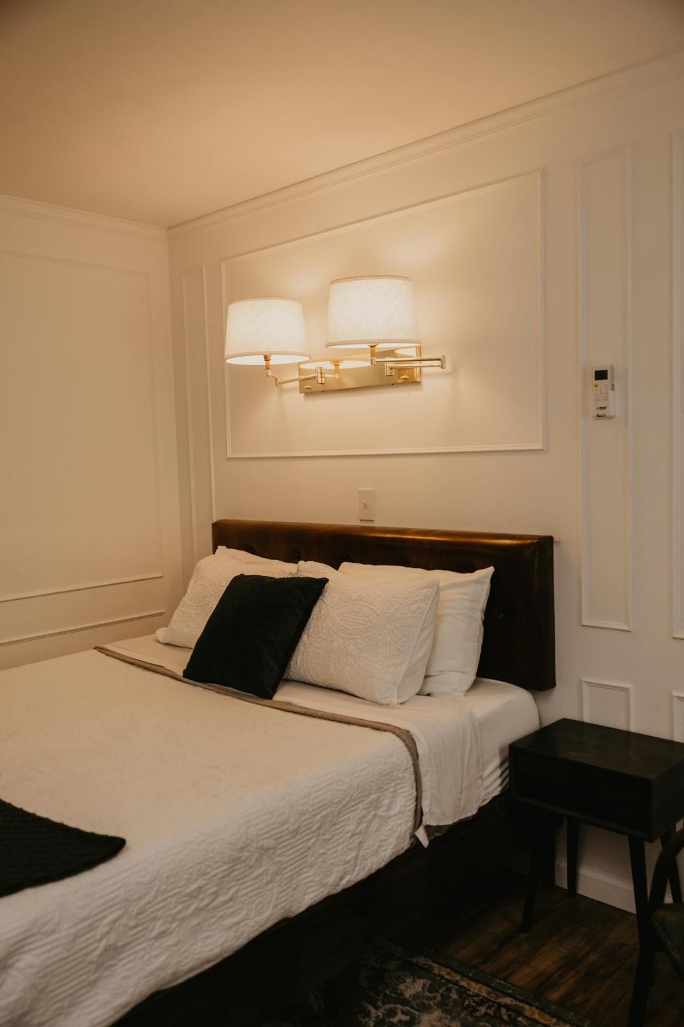 The Brooks Hotel Restaurant And Lounge 华莱士 外观 照片