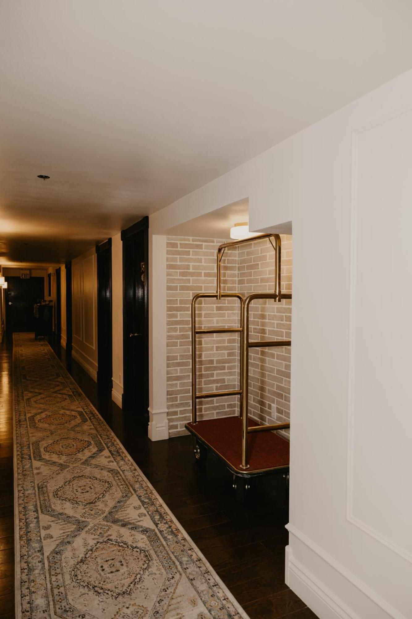 The Brooks Hotel Restaurant And Lounge 华莱士 外观 照片